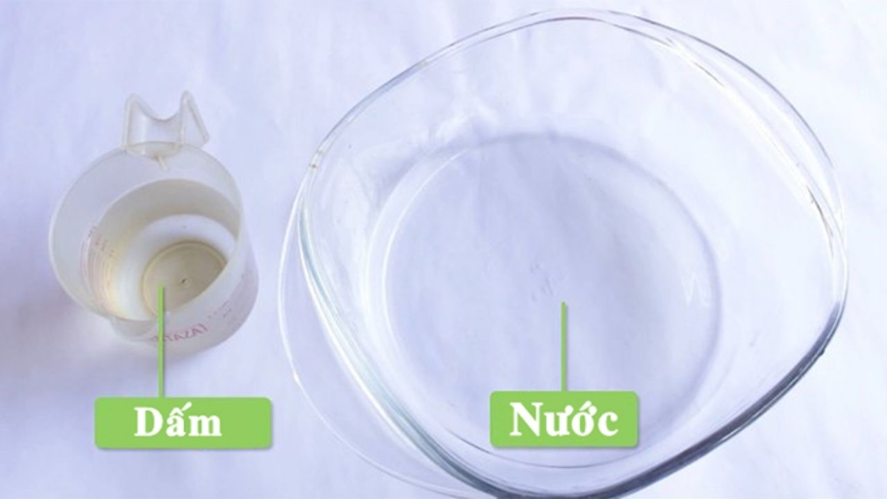 Dùng Giấm Trắng Và Nước Ấm Dùng Giấm Trắng Và Nước Ấm