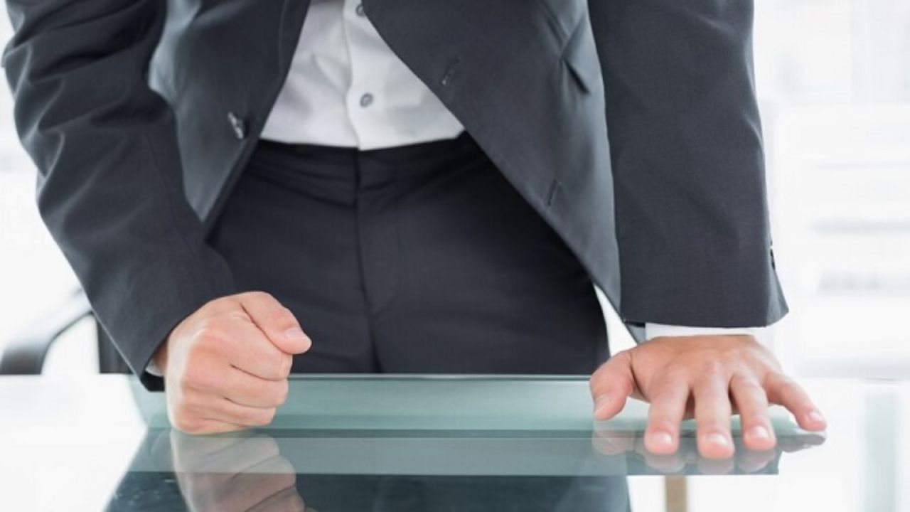 Phân biệt kính cường lực và kính thường qua tiếng vang Phân biệt kính cường lực và kính thường qua tiếng vang